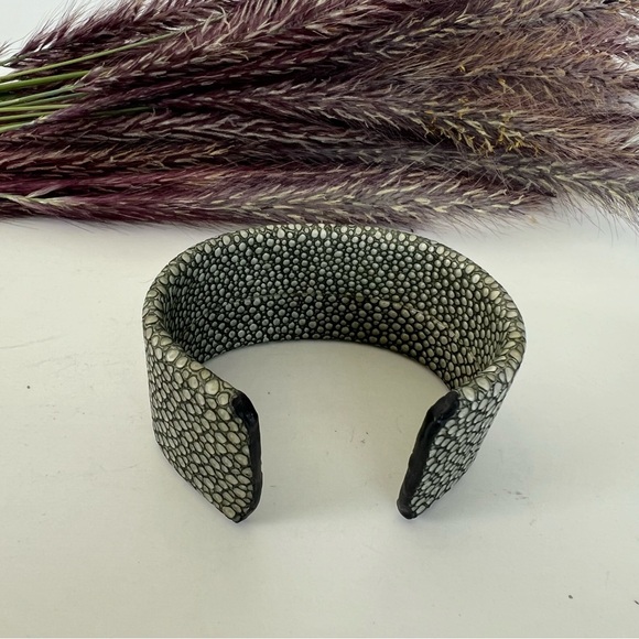 Green Gray Sting Ray Leather w Baroque Pearls Rhinestone Boho Cuff Bracelet NWT - Picture 7 of 11